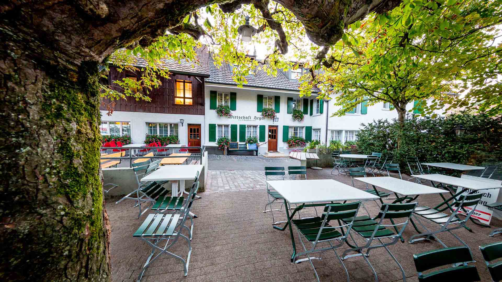 Gartenrestaurant. Sitzplätze im Schatten der Bäume